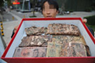 河南马老汉挖坑埋藏8万元 13年后取出八万纸币埋地下已烂透