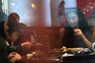 张柏芝和儿子Lucas在上海吃自助餐 看到记者拍照连忙躲避