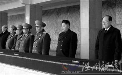 朝中社30日发布的金正恩（右二）等出席12月29日金正日追悼大会的照片。新华社发