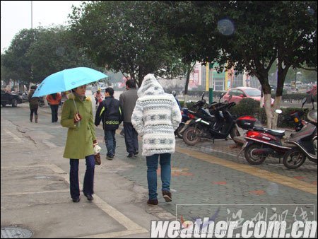 广西桂林低温雨雪齐上阵 湿冷程度不输北方