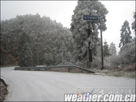 广西桂林低温雨雪齐上阵 湿冷程度不输北方