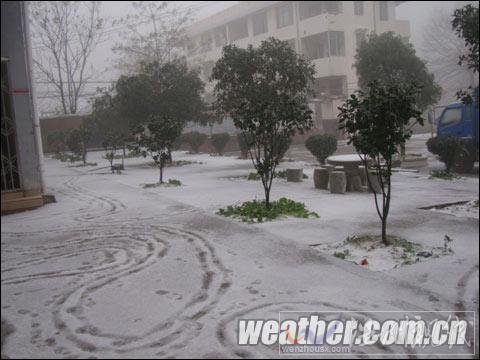 广西桂林低温雨雪齐上阵 湿冷程度不输北方