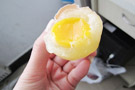 “橡皮鸡蛋” 的蛋黄象橡皮球一样有弹性 掉在地上能蹦起20厘米