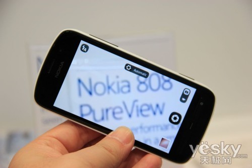 图为：诺基亚 808 PureView 手机