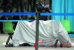 男子探病后坠楼砸中婴儿车身亡 车上男童受伤