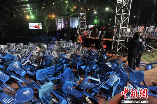 王菲演唱会观众席滑塌致11人受伤向歌迷致歉