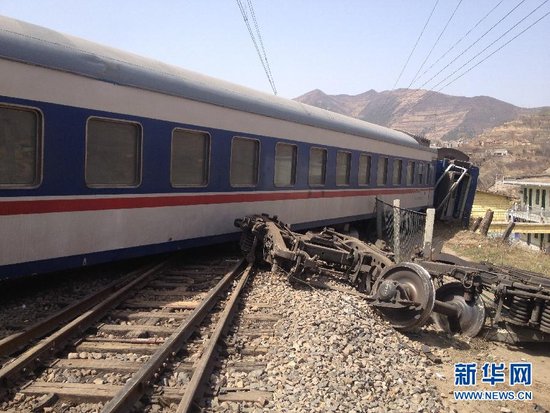  3月24日拍摄的宝天铁路货物列车脱轨事故现场