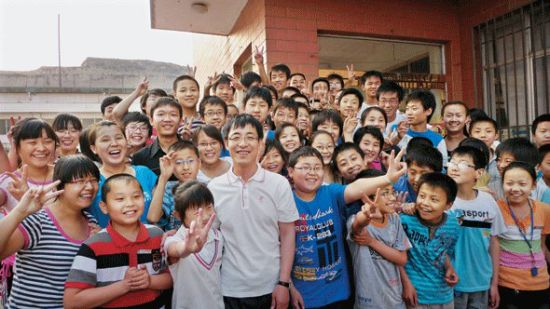 2010年6月，邢利斌与联盛中学的学生们。