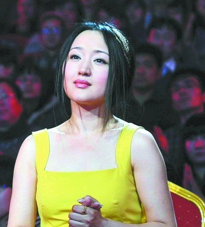 杨钰莹录制《歌声传奇》。