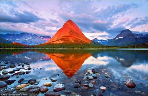 摄影师拍摄罕见日出美景 照耀整座山体通红
