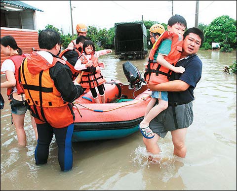 台湾强降雨已致6死 多县市紧急停班停课