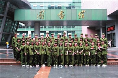 大学生 军装 毕业照