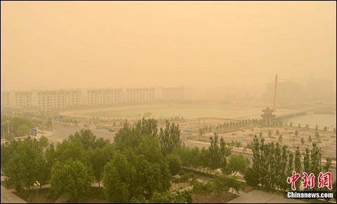 甘肃玉门出现入夏以来首场浮尘天气
