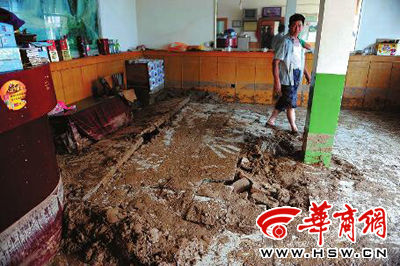 佳县王家砭镇上的一家饭店的下水管道被冲毁，大量泥沙涌进饭店本版图片由本报记者赵彬 摄