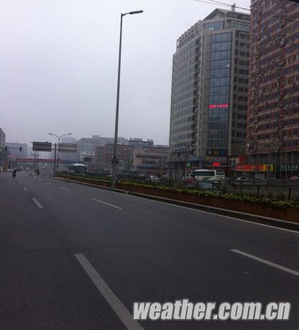 北京27日白天阴转雷阵雨夜间中雨 注意交通安全 