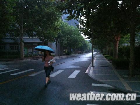 25日傍晚北京出现分散性降雨