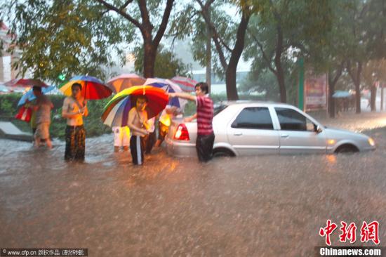 2012年7月21日，北京突降暴雨，路面成河，多车被淹，交通瘫痪。南宁 摄 图片来源：CFP视觉中国