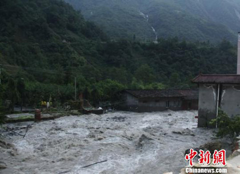 8月14日四川雅安暴雨引发泥石流 已致12人失踪