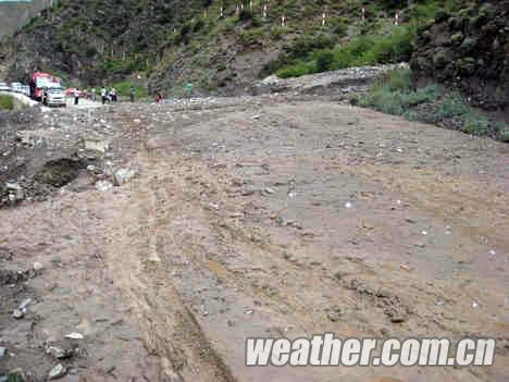 甘肃舟曲再降暴雨泥石流冲毁公路