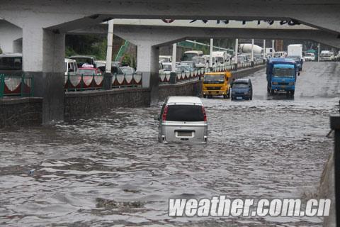 牡丹江市19日晨出现明显降雨 道路积水交通受阻