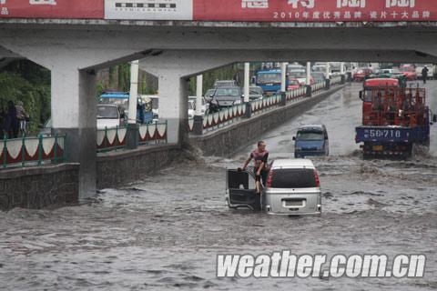 牡丹江市19日晨出现明显降雨 道路积水交通受阻