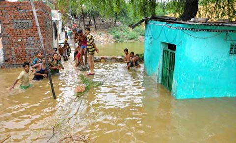 连日暴雨袭击印度西部 数千人无家可归27人亡