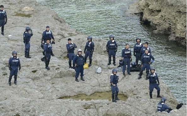 日本警察登上钓鱼岛