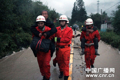 陕西宝鸡景区69人河水暴涨被困