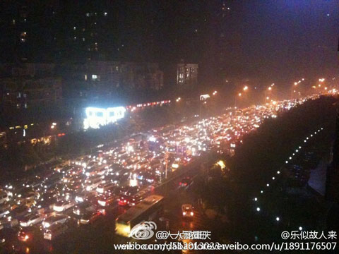 重庆9月28暴雨 暴雨导致重庆堵车至深夜十时仍未散去