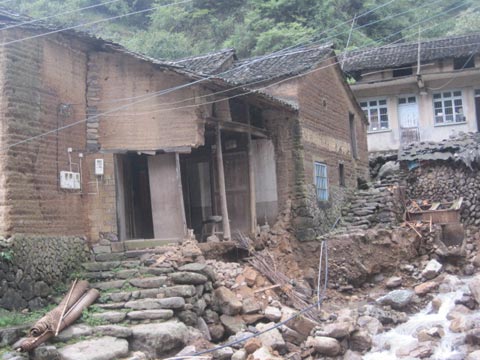 12日夜间青田县暴雨来袭 12间民房倒塌375亩农作物受灾