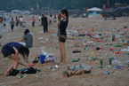 三亚海滩中秋节晚上大东海景区海滩成垃圾场 三亚中秋节不文明