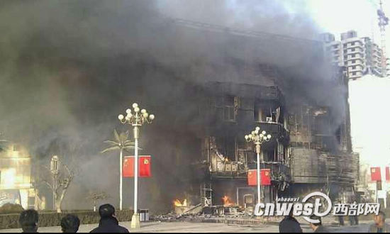 11月28日延川县全家福超市发生特大火灾