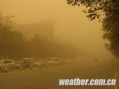 受西伯利亚南下冷空气影响 新疆哈密南部出现沙尘暴