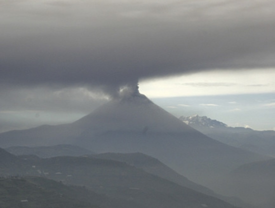 厄瓜多尔火山喷发