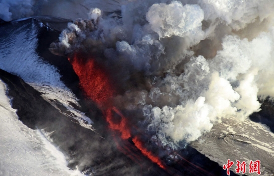 俄罗斯堪察加半岛火山喷发