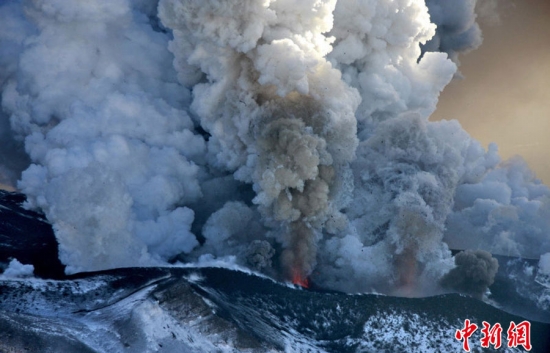 俄罗斯堪察加半岛火山喷发