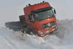 新疆暴风雪阻路 新疆巴里坤县下涝坝乡境内省道数百辆车滞留