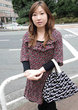 日本城市里走在大街的女子 看起来很美