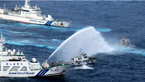 台湾全家福号保钓渔船遭遇日本军舰拦截