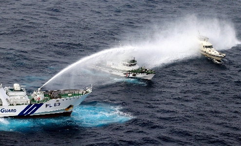 台湾全家福号保钓渔船遭遇日本军舰拦截