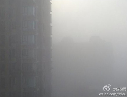 安徽中南部大部浓雾弥漫 能见度不足100米