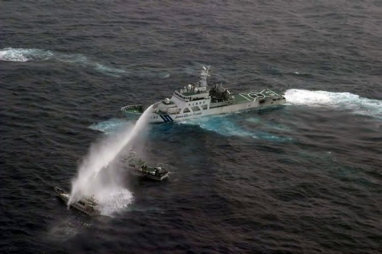 台湾保钓遭日船拦截