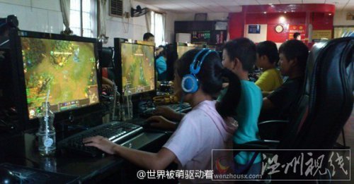 网吧时常可以看见一群小学生一起开黑