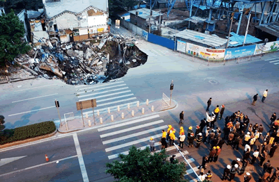 广州康王路地陷高清图片 2013年1月28日广州闹市康王路突发地陷