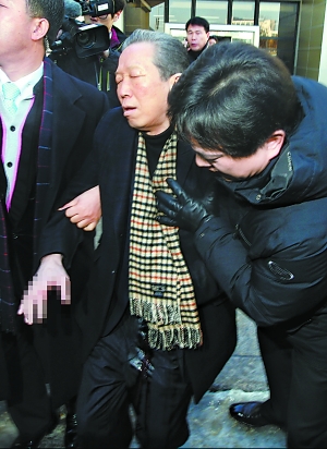 韩国男子切腹抗议