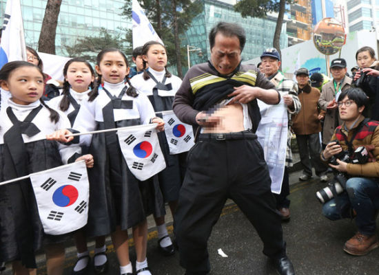 韩国男子切腹抗议日本