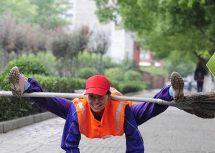 北京扫帚姐大街耍扫帚引围观
