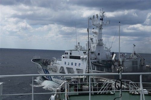 海监船最新消息：日本在钓鱼岛问题上玩火日船在海监船船头5米强行横穿