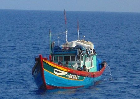 越南渔船被击中起火