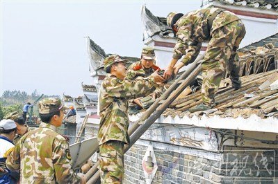 吉安武警官兵帮助受灾群众抢修屋顶